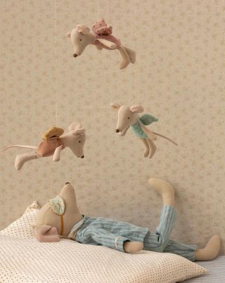 Popusťte uzdu své fantazii s touto myškou-vílou🧚🏽‍♂️ Myška-víla má měkká křídla a na zádech šňůrku, která jí pomáhá létat...